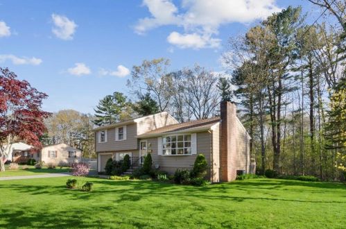 93 Oak Tree Dr, North Kingstown, RI 02852-2036