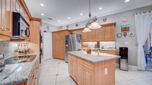 15963 79th Pl, Hialeah FL  33016-6647 exterior