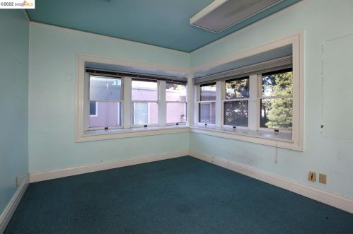 400 34 St, Oakland CA 94608-4211 exterior