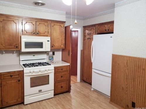 7706 269th St, New Hyde Park NY  11040-1416 exterior