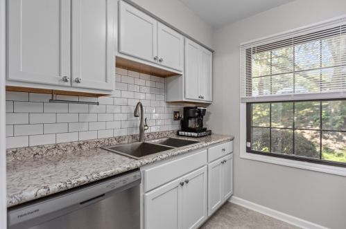 1184 Pennsbury Blvd, Pittsburgh, PA 15205-1617