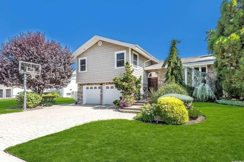 165 Forest Dr, Muttontown, NY 11753-2319