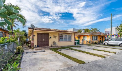 426 41st St, Hialeah, FL 33013-2341
