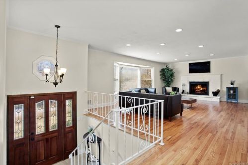 5 Sloehidden Rd, Briarcliff, NY 10510-1809