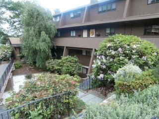 127 Knapps Hwy, Fairfield, CT 06825-3737