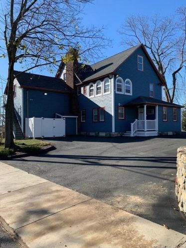 74 Buckingham St, Waterbury, CT 06710-1907
