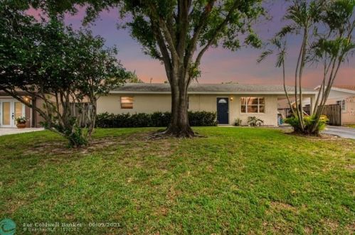 4383 Applecrest Dr, West Palm Beach, FL 33410-5808