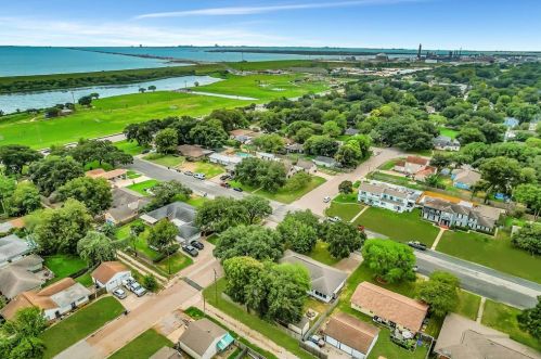 104 13th Ave, Texas City, TX 77590-6221
