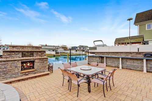 95 Midway St, Babylon NY  11702-4311 exterior