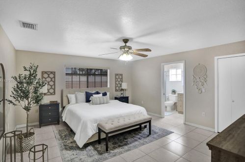 7215 15th Ave, Hialeah FL  33014-3805 exterior