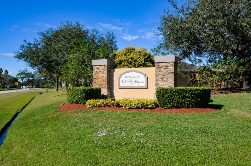 5844 Windy Pines Ln, Fort Pierce, FL 34986-4637