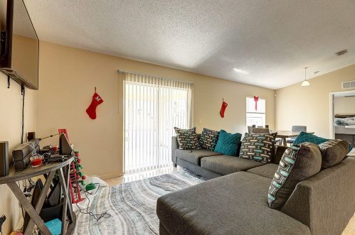 421 Oleander Ave, Fort Pierce FL  34952-1343 exterior