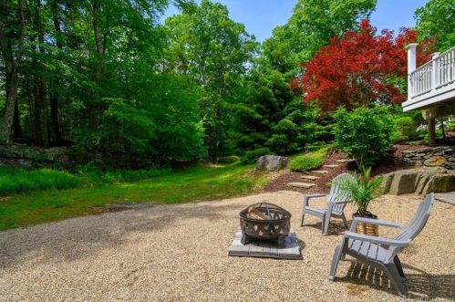 9 New Brg Rd, Brookfield Center CT  06804 exterior
