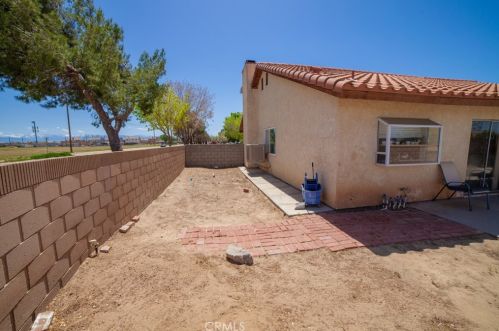 2869 La Vida Dr, Lancaster CA  93535-5873 exterior