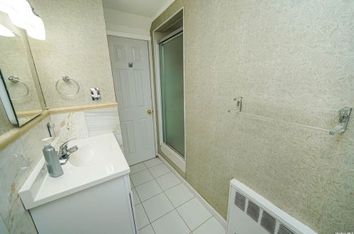 5 Victoria Rd, Babylon NY  11703-1406 exterior