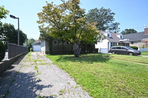1025 Lakeville Rd, New Hyde Park, NY 11040-3041