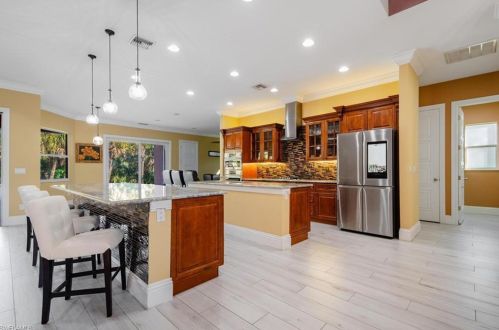 670 1 St, Naples FL 34117-5106 exterior