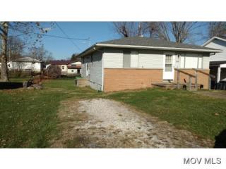 718 3rd St, Belpre, OH 45714-2328
