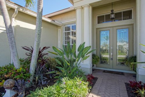 327 Lake Forest Way, Fort Pierce, FL 34986-2072