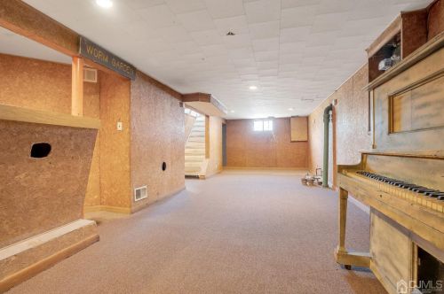 5 Ellwood Rd, East Brunswick NJ  08816-3001 exterior