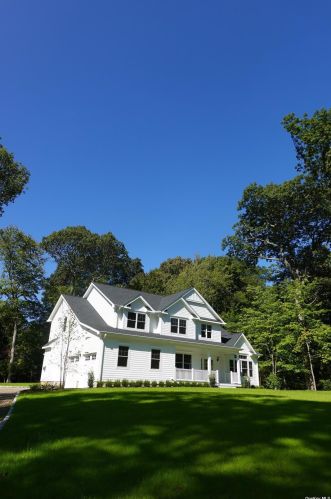 72 Winkle Point Dr, Northport, NY 11768-1155