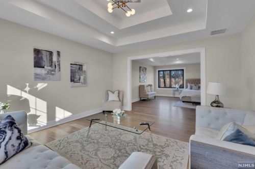 39 Pinehill Dr, Upper Saddle River NJ  07458-1927 exterior