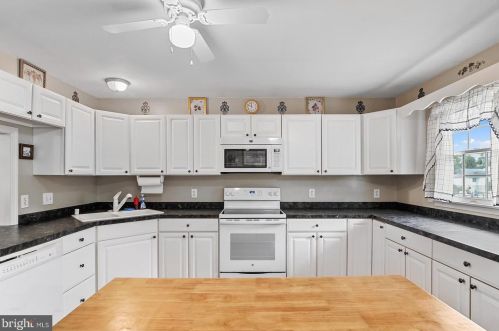 217 Mount Vernon Dr, Bear, DE 19701-2080
