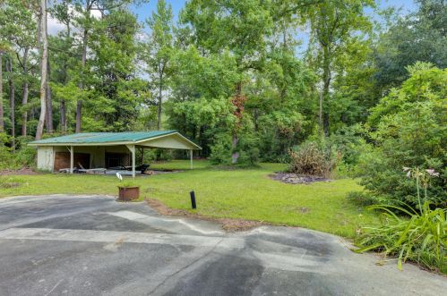8 Greenhouse Rd, Kingstree, SC 29556-6177