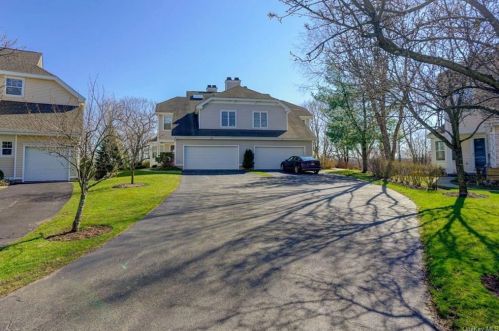 93 Winding Ridge Rd, White Plains, NY 10603-2854
