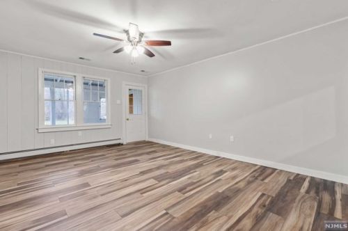33 Riverside Dr, Oakland NJ  07436-1405 exterior