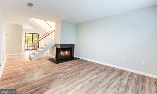 2053 Headlands Cir, Herndon VA  20191-3642 exterior