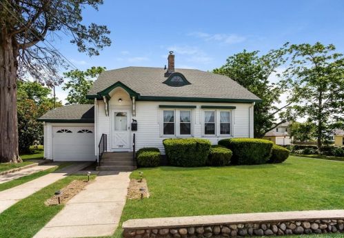 202 Smith St, Groton, CT 06340-4052