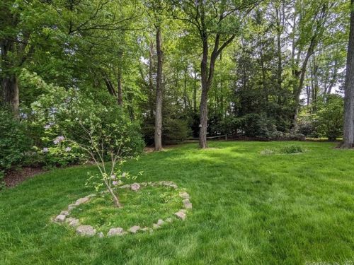 5 Guernsey Rd, Bloomfield CT  06002-3401 exterior