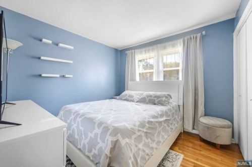 335 Charles St, N Milford NJ  07646-1801 exterior