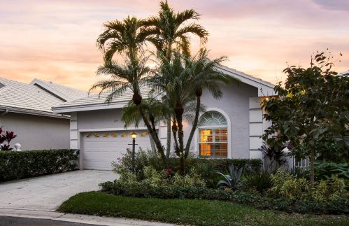 253 Canterbury Cir, West Palm Beach, FL 33418-8220