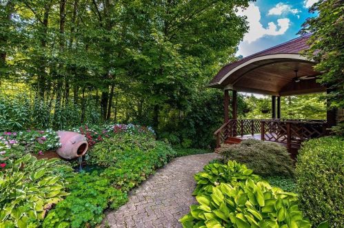 2002 Beechcroft Ct, Cincinnati OH 45233-1713 exterior