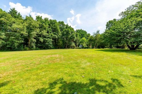 18 Linden Ln, Westbury NY  11568-1610 exterior