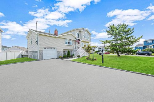 371 Shore Rd, North Lindenhurst, NY 11757-5916