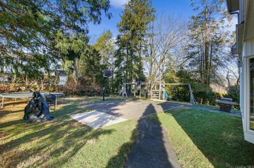 80 Donnybrook Rd, Scarsdale NY  10583-6704 exterior