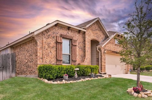 524 Crown Oaks Dr, Fort Worth, TX 76131-4264