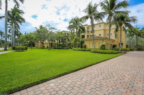 2813 Tiburon Blvd, Naples, FL 34109-3676