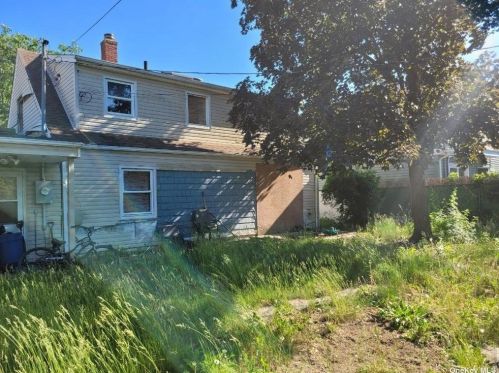 689 Irving St, Westbury, NY 11590-4418