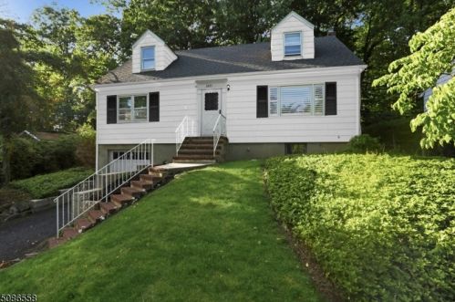 2651 Skytop Dr, Scotch Plains, NJ 07076-1527