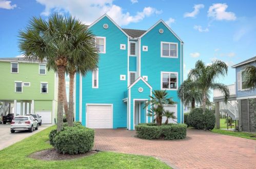 25322 Intrepid Ln, Galveston, TX 77554-6612