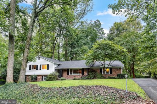 6351 Crosswoods Dr, Falls Church, VA 22044-1209