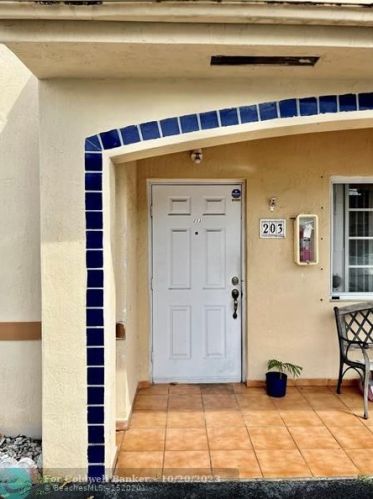 10009 Okeechobee Rd, Hialeah, FL 33016-3133