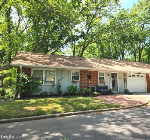 135 Farrington Ct, Lakewood, NJ 08701-7822