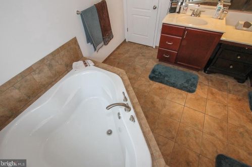 1954 Canyon Creek Rd, Gilbertsville PA  19525-7003 exterior