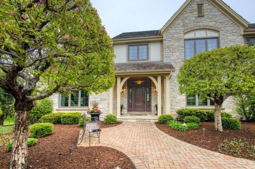7135 Highland Ridge Dr, Thiensville, WI 53092-1067