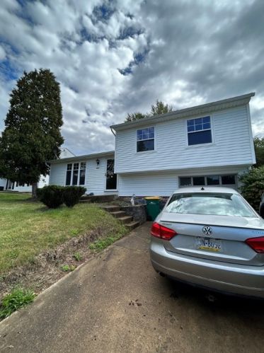 1875 Riggs Rd, Library, PA 15129-9337